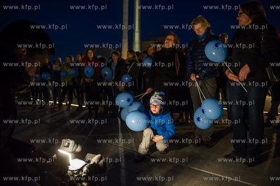Gdansk. Podswietlona na niebiesko fasada Europejskiego...