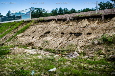 Gdańsk. Uszkodzony przez silne opady deszczu nasyp...