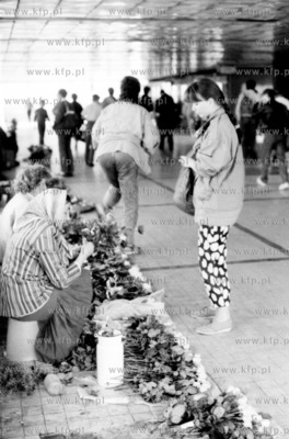 Sprzedaz kwiatow w przejsciu podziemnym pod ul. Waly...