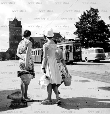 Kobiety czekaja na tramwaj na przystanku na Targu Weglowym...