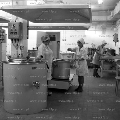 Zaplecze kuchenne stolowki  w osiedlu fabrycznym Kokoszki.
22.11.1975
4listopad75_z.kosycarz_p32
Fot....