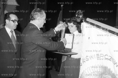 Wiceprezes Rady Ministrow Mieczyslaw Jagielski dekoruje...