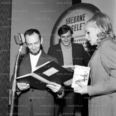 Występ artystów w programie "Srebrne wesele" ma scenie...