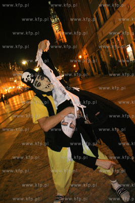 Halloween na ulicy Dlugiej w Gdansku. 31.10.2005 Fot....