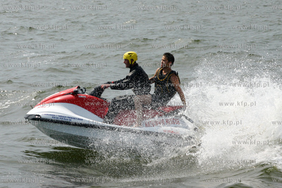 Aktor Maciej Zakoscielny plywa na skuterze wodnym po...