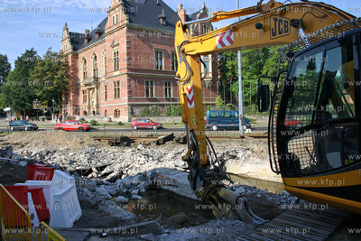 Remont ulicy Podwale Grodzkie w Gdansku. Na drugim...