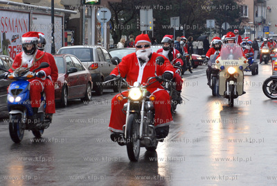 Okolo 380 Mikolajow na swych wspanialych dwu  i czterokolowych...