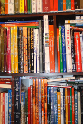 Polki z ksiazkamu w ksiegarni Exlibris w Gdyni przy...