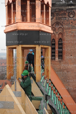 Kosciol sw. Katarzyny, Gdansk. Instalacja sygnaturki...