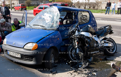 Gdansk, ul. Kartuska. Kierujacy motocyklem marki Honda...