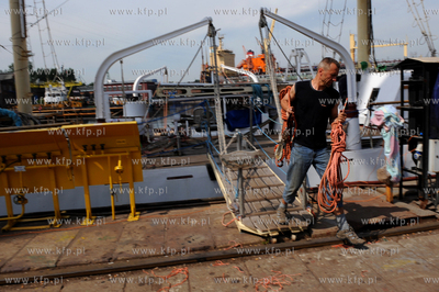 Gdansk. Stocznia Remontowa. Naprawa polamanych masztow...
