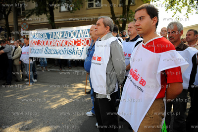 Gdynia. Pikieta pod brama do Stoczni Gdynskiej nawolujaca...