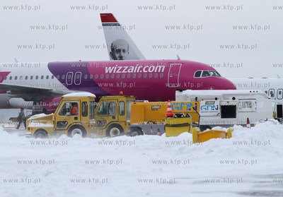Zima na lotnisku Gdansk Rebiechowo. Nz. Widok na plyte...
