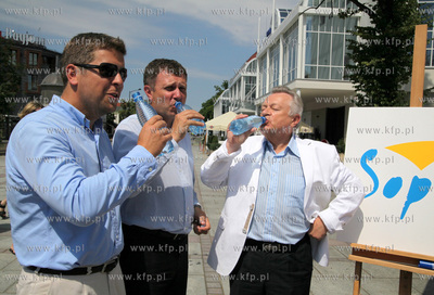 Sopot. Akcja darmowego rozdawania wody turystom i mieszkancom...