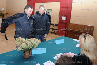 Sopot. Wybory prezydenta Sopotu II tura. Nz. Glosuje...