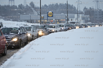 Intensywne opady sniegu spowodowaly utrudnienia na...