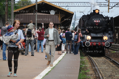 Pociag "Heweliusz", prowadzony przez parowoz z wolsztynskiej...