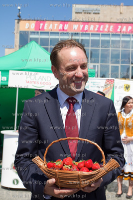 Gdansk. Targ Weglowy. Kampania promujaca truskawke...