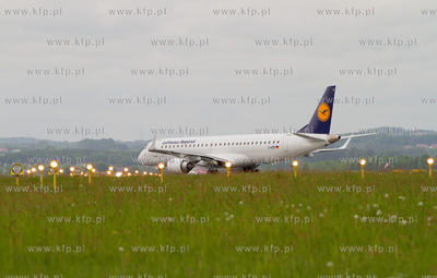 Port Lotniczy Gdansk im. Lecha Walesy. Nz. Embraer...