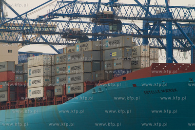 Gdansk. Estelle Maersk, jeden z najwiekszych kontenerowcow...