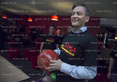 Slupsk. Prezydent Robert Biedron gral w kregle w  Kregielni...