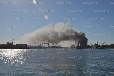 Pozar hali na terenie stoczni Marynarki Wojennej w...