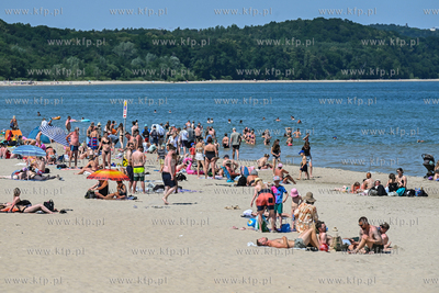 Sopot. Plaża. Czerwona flaga sygnalizująca zakaz...