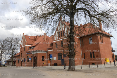 Zabytkowy budynek dworca kolejowego w Pszczółkach....