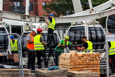Demontaż koła widokowego Amber Sky na wyspie Ołowianka...