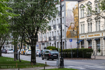 Mural Gdańska Galeria Kosycarzy na elewacji kamienicy...