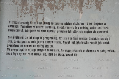 Na murach bylej Stoczni Gdanskiej widnieja w postaci...