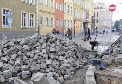 Ukladanie bruku na ul. Sw. Ducha w Gdansku. 30.09.2008...