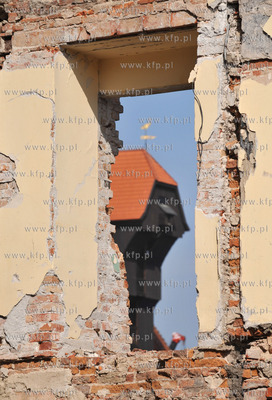 Gdansk. Wyspa Spichrzow. Nz. Zuraw widziany przez ruiny...