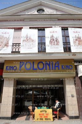 Przed wejsciem do dawnego, nieczynnego juz kina Polonia...