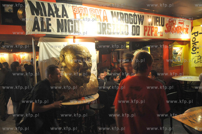 Gazeta Rock Cafe na ulicy Tkackiej w Gdansku. Jeden...