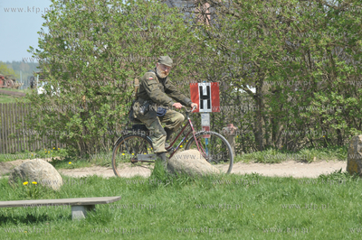 Pan Jerzy jedzie na rowerze przez Sulmin wies na Kaszubach....
