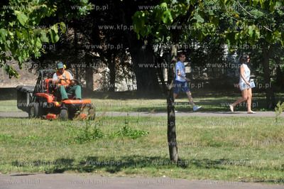 Gdansk. Koszenie trawy w parczku pomiedzy ul. Sw. Trojcy,...