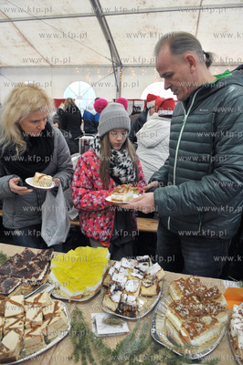 Jarmark Swiateczny na placu Mariackim przy kosciele...