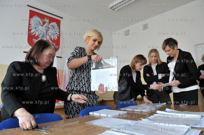 Egzamin gimnazjalny w gimnazjum nr 12 im Marii Sklodowksiej-Curie...