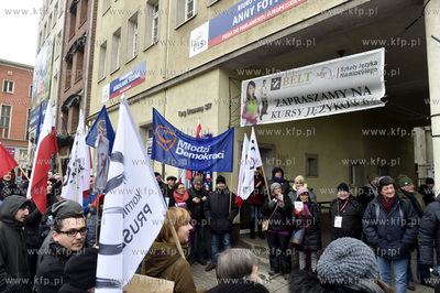 Pikieta opozycji przed biurami posłów PiS na Targu...