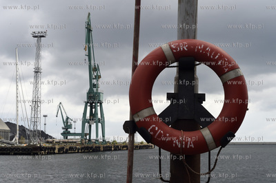 Stocznia Nauta w Gdyni na ul. Waszyngtona. Po lewej...