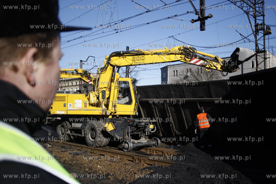 Wykolejony pociag towarowy. Sklad wypadl z szyn  miedzy...
