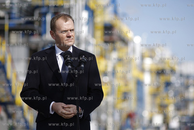 Gdansk. Wizyta premiera RP Donalda Tuska ( nz ) w gdanskiej...