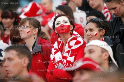 Gdansk. Mistrzostwa europy w pilce noznej. Kibice ogladaja...