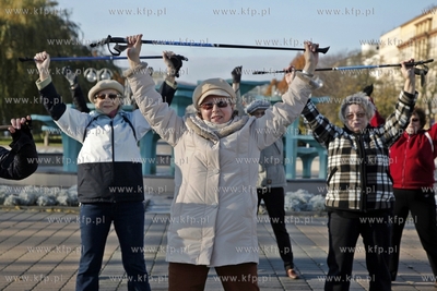 Zajecia z nordic walking grupy gdynskiego Centrum Aktywnosci...