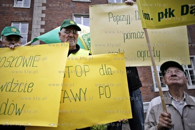 Protest dzialkowcow pod Urzedem Wojewodzkim w Gdansku.
Protestujacy...