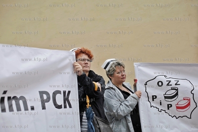 Protest pracownikow pomorskich szpitali pod siedziba...