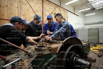 Uczniowie Zespolu Szkol Rolniczych w Rusocinie remontuja...
