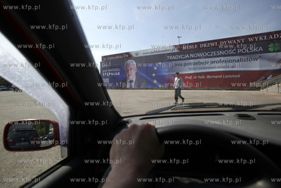 Gdansk. Hala Olivia. Billboard wyborczy prof. Andrzeja...