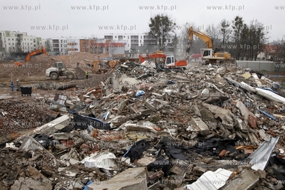 Wyburzanie hal wystawienniczych Miedzynarodowych Targow...